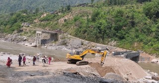 सुनकोशीको बेलिब्रिज झिकिएपछि समस्यामा स्थानीय